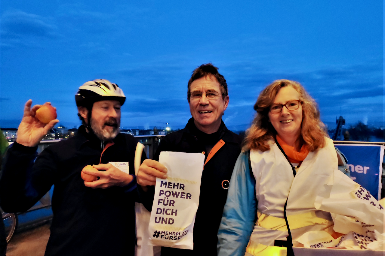 Wir verteilen Kreppel beim Winter-Bike-to-Work-Day 10.02.2023