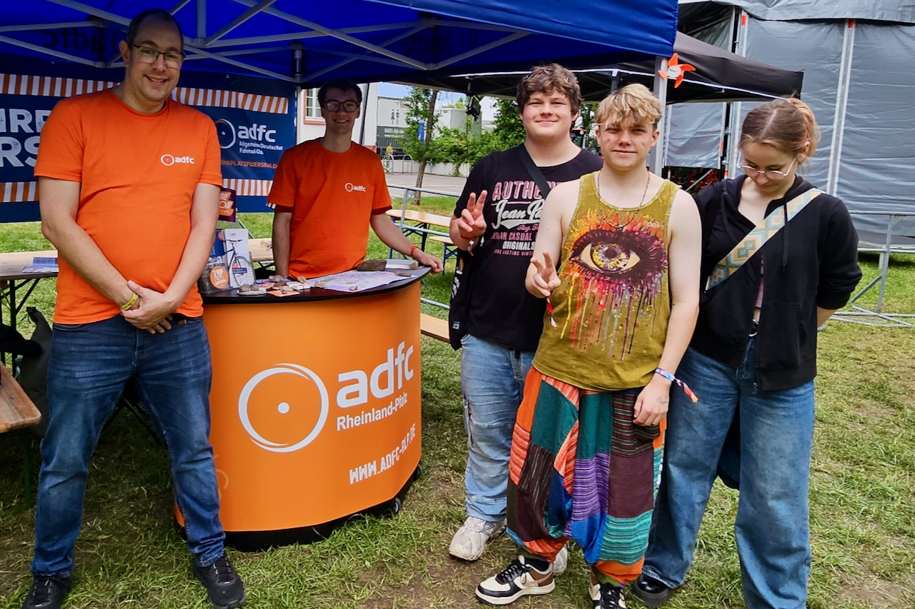 Clemens Langhans am Stand des ADFC Mainz-Bingen beim Open Ohr Festival 2025 auf der Zitadelle in Mainz mit interessierten Besuchern