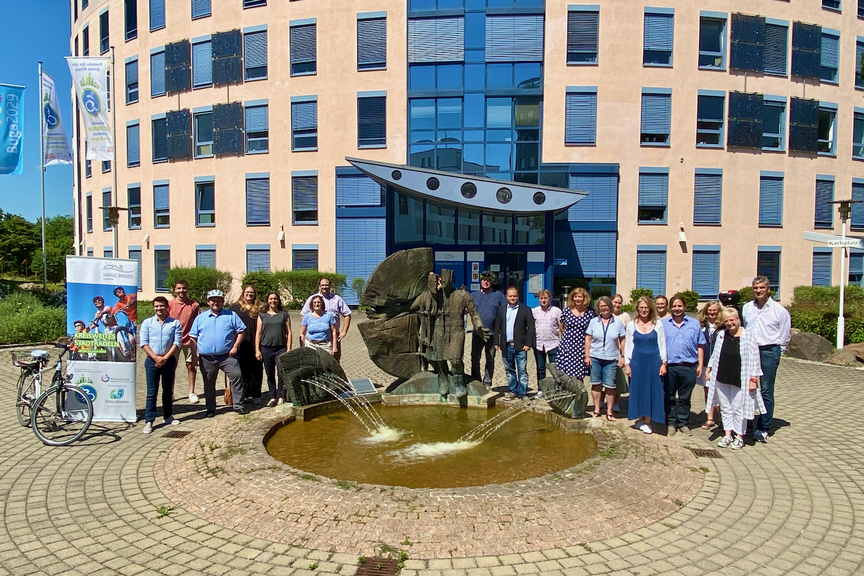 Startschuss Stadtradeln Landkreis Mainz-Bingen Pressefoto zum Start des Stadtradelns im Landkreis Mainz-Bingen mit Vertretern der teilnehmenden Gemeinden und mit Amelie Döres, ADFC Mainz-Bingen (3. v. rechts).