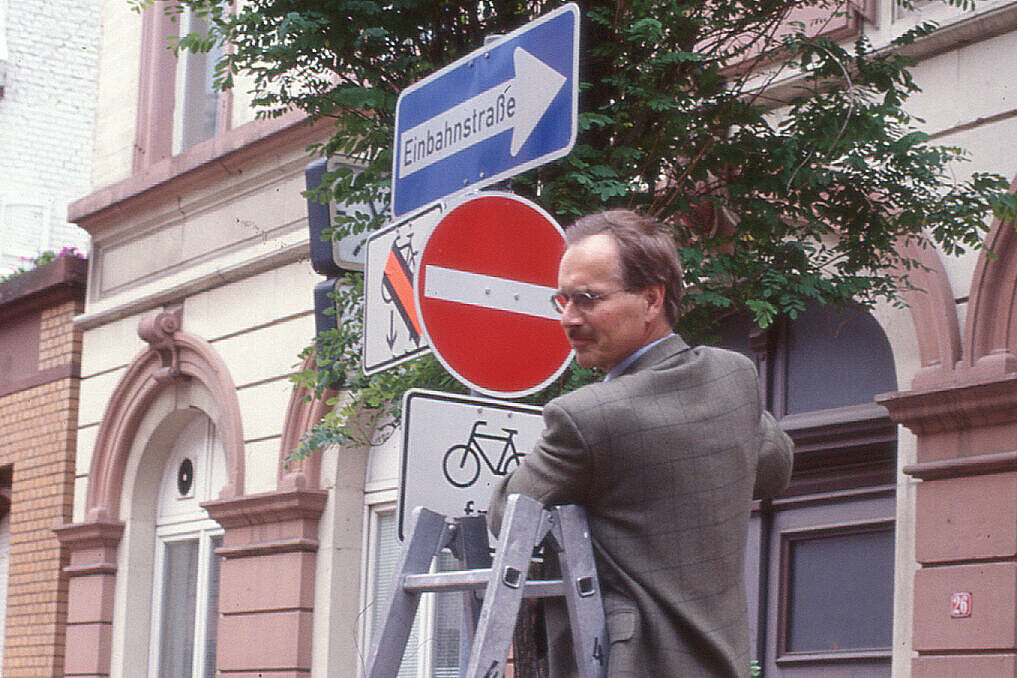 1999_Freigabe-Einbahnstrasse-Tebbe.jpg Feierliche Freigabe einer Einbahnstraße in der Mainzer Neustadt für Radfahrende gegen die Fahrtrichtung durch Harry Tebbe, Fahrradbeuftragter der Stadt Mainz.
