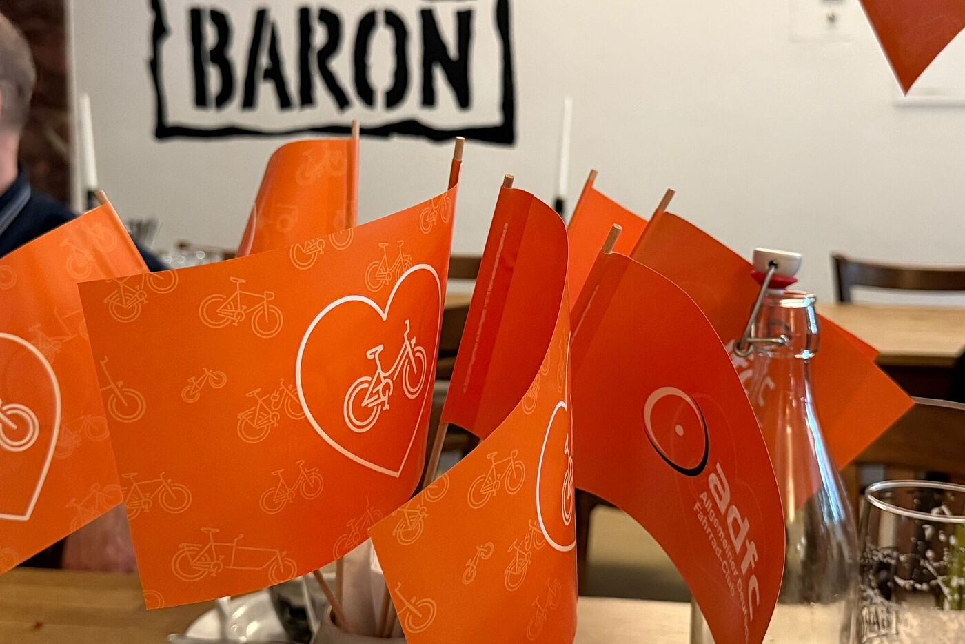 2025-10-11_FeierDeko.jpg Tischdekoration zur Jubiläumsfeier im Baron.