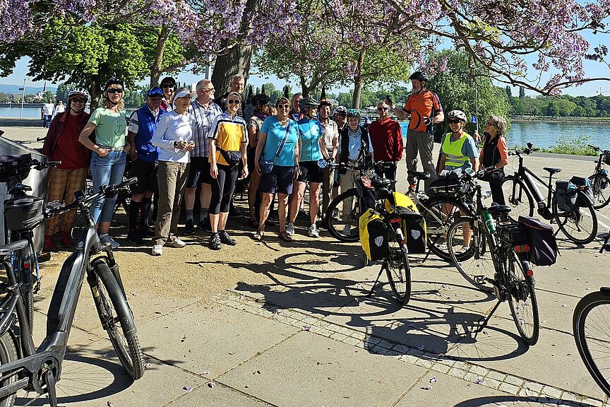 2025_05_01_Genusstour_Gruppe2.jpg Teilnehmer der Genussradtour von Wolfgang Stallmann vor dem Start am Fort Malakoff