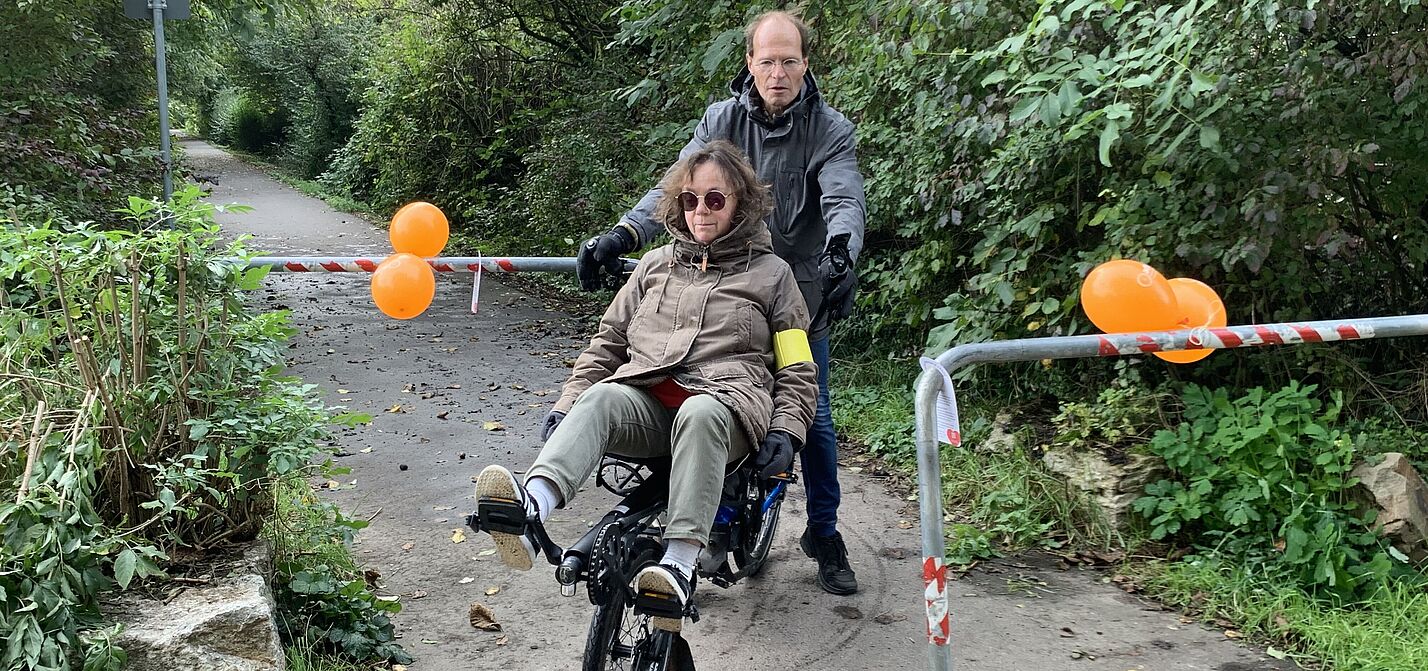 Spezialrad versucht, am  Drängelgitter auf dem Amiche-Radweg vorbeizukommen