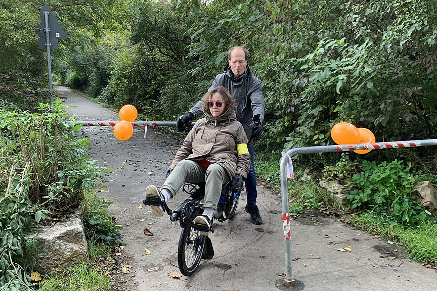 2024-10-13_Amiche-Drängelgitter_Spezialrad.jpg Spezialrad versucht, am Drängelgitter auf dem Amiche-Radweg vorbeizukommen