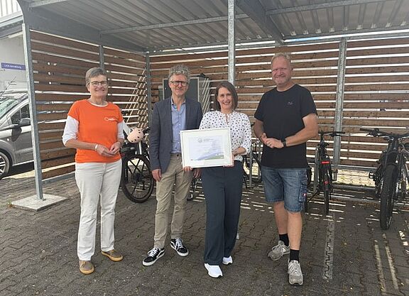 Bei der Übergabe des Zertifikats in Langenlonsheim vrnl: Oliver Moschner-Schweder (ADFC), Christiane Kasselmann und Stefan Trieb (mac.brand spaces), Sabine Brickart (ADFC Mainz-Bingen)
