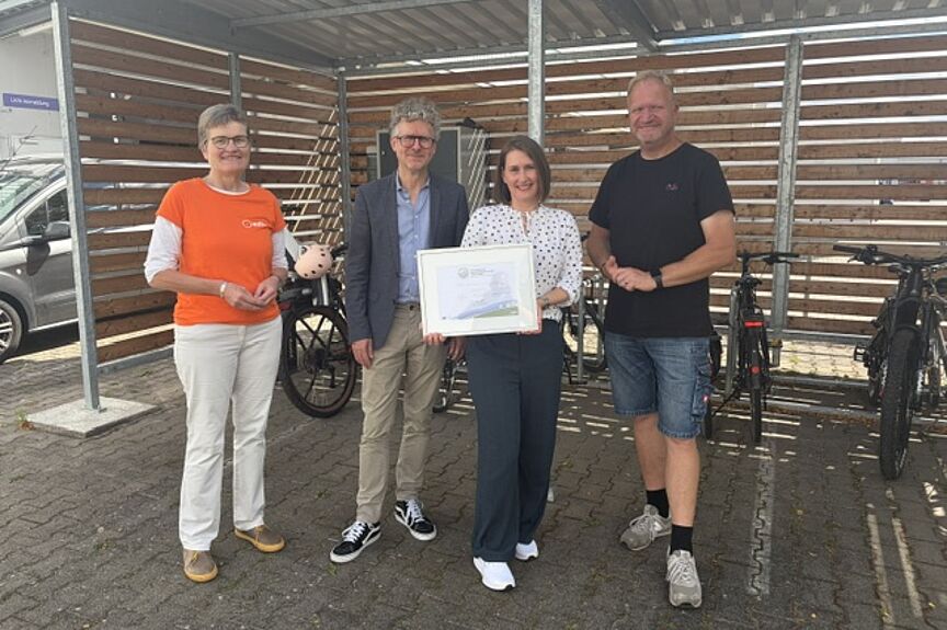 2026-09-29_Zertifikatsuebergabe-MAC.JPEG Bei der Übergabe des Zertifikats in Langenlonsheim vrnl: Oliver Moschner-Schweder (ADFC), Christiane Kasselmann und Stefan Trieb (mac.brand spaces), Sabine Brickart (ADFC Mainz-Bingen)