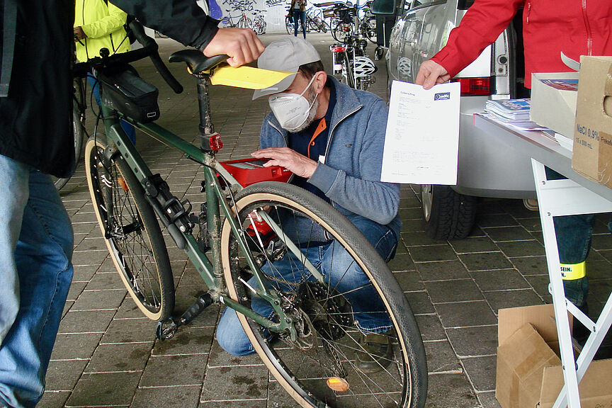 Codieraktion Mainzer Fahrradparkhaus Bild von Wolfgang Stallmann beim Codieren im Mainzer Fahrradparkhaus