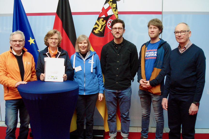 2024-01-20_MapathonTeam_vor_Fahne.png Das Mapathon-Team des ADFC bei der Übergabe des Ehrenamtspreises