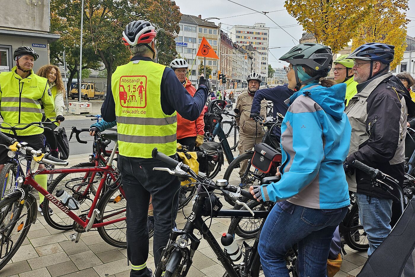 2025-10-11_RadtourSued.jpg Karsten Haubold leitet die Radtour Süd vom Münsterplatz durch den Mainzer Süden ein.