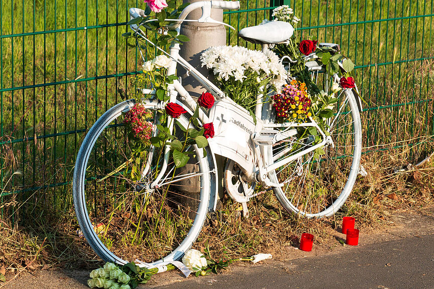 2025-10-02_ghostbike.jpg Ghostbike zur Erinnerung an im Straßenverkehr getötete Radfahrende