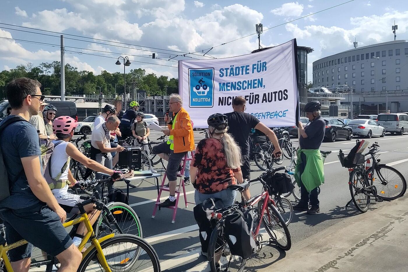 Rolf Pinckert (ADFC Mainz-Bingen) spricht bei der Demo auf der Alicenbrücke am 16.06.2023