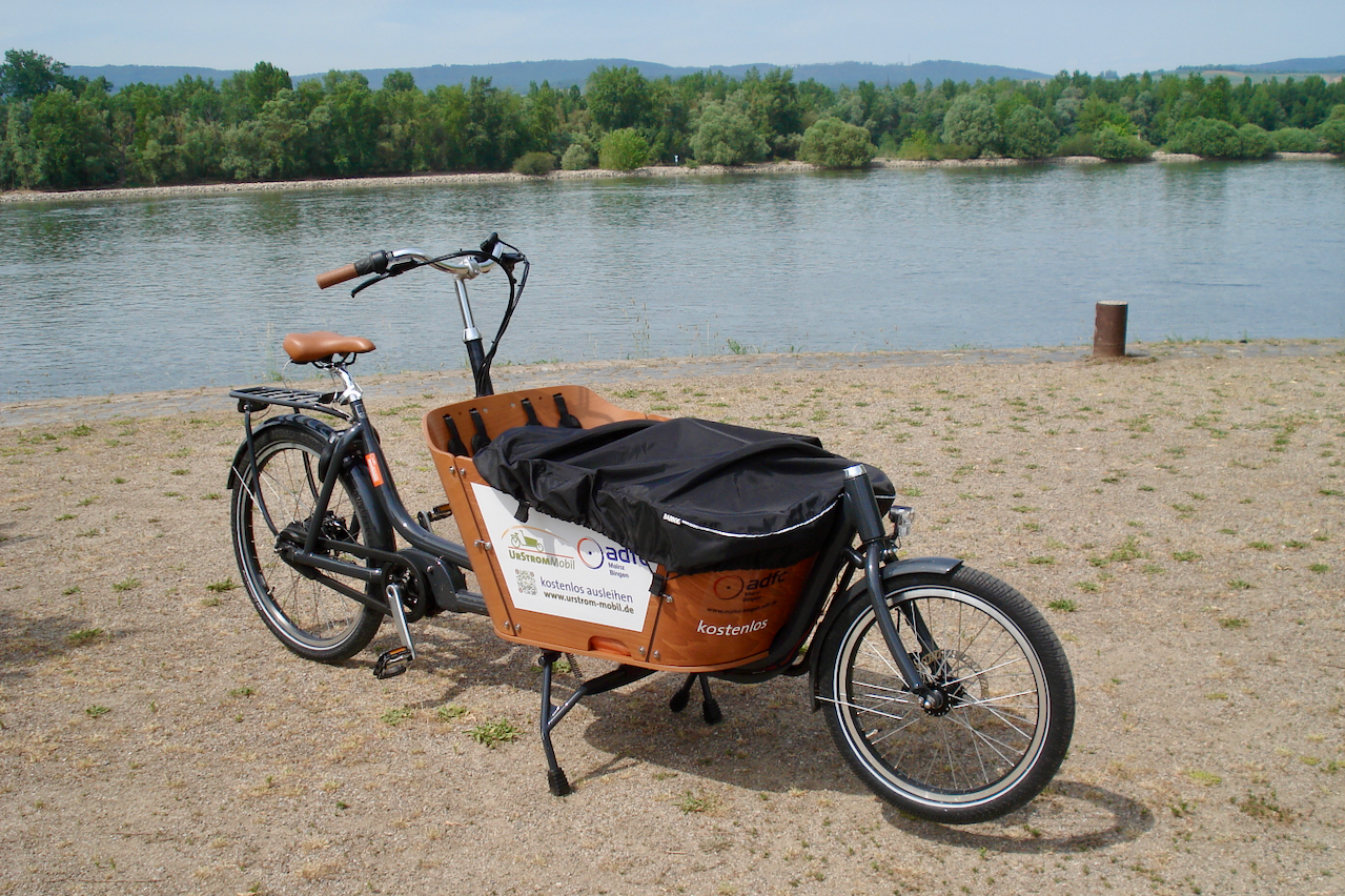 Der HaMü-Carrier am Rheinstrand bei einem Ausflug