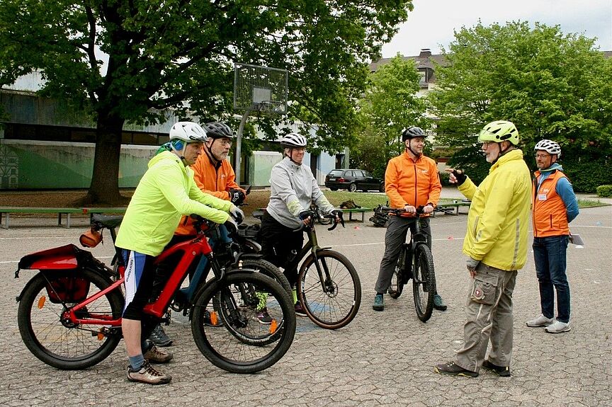 2024-09-12_PedelecTraining.jpg Unter fachkundiger Anleitung eines ADFC-Trainers meistern die Teilnehmenden auf ihren E-Bikes verschiedene Parcours und Engstellen. In kleinen Gruppen erlernen sie wertvolle Praxistipps zur sicheren Handhabung ihres E-Bikes.