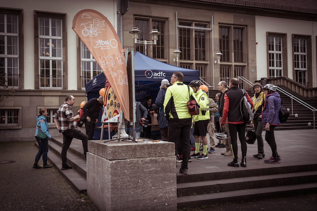 25_Jahre_ADFC_Mainz-Bingen__2025_10_11_ADFC-Jubi-Feier_A7404699_.png ADFC Stand vor dem Baron zum Empfang der Teilnehmenden an der Jubiläumsfeier