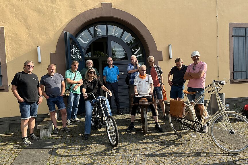2025-07-14_Fahrradmuseum_Aktive.jpg Aktive des ADFC Mainz-Bingen vor dem Rheinhessischen Fahrradmuseum in Gaul-Algesheim beim Testen historischer Räder