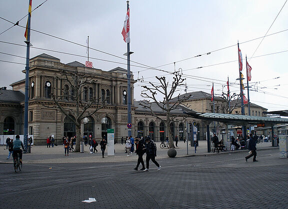 Hauptbahnhof Mainz, Vorplatz mit Straßenbahnhaltestelle