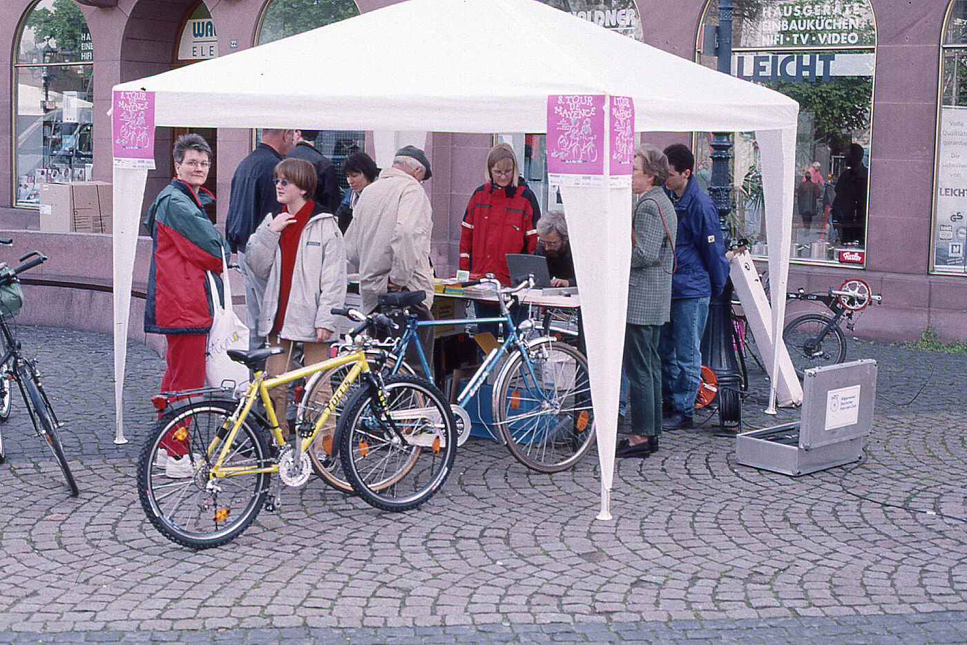 1999_Codieraktion-Leichhof-Stand.jpg Unser Infostand bei Codieraktion auf dem Leichhof Ende der 90er Jahre, mit Plakaten für die Tour de Mayence