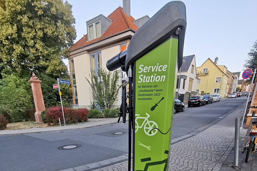 Fahrradservicestation.jpg Fahrradservicestation der Stadt Mainz in Bretzenheim, Ecke Bahnstraße/Albert-Stohr-Str.