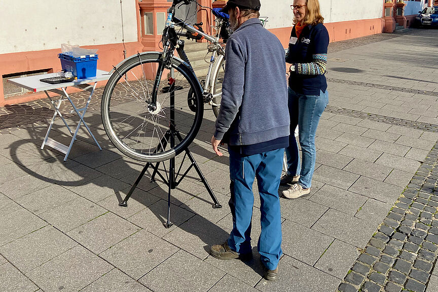 ADFC Beleuchtungs-Check ADFC Beleuchtungs-Check vor der Alten Universität in Mainz, Reparaturen an Rad