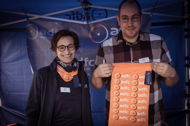 25_Jahre_ADFC_Mainz-Bingen__2025_10_11_ADFC-Jubi-Feier_A7404709_.png Für unsere Jubilare gab es Schals in Orange oder Blau