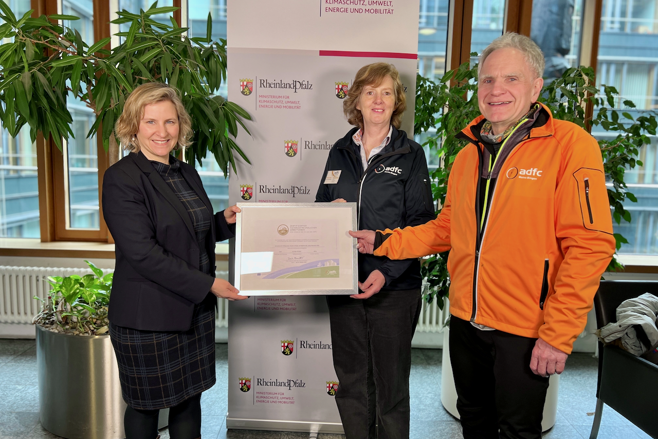 Klimaschutzministerin Katrin Eder mit Amelie Döres und Rolf Pinckert vom ADFC bei der Übergabe des Zertifikates