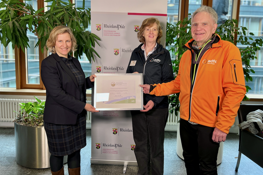 2024-03-13-Zertifizierung.png Klimaschutzministerin Katrin Eder mit Amelie Döres und Rolf Pinckert vom ADFC bei der Übergabe des Zertifikates
