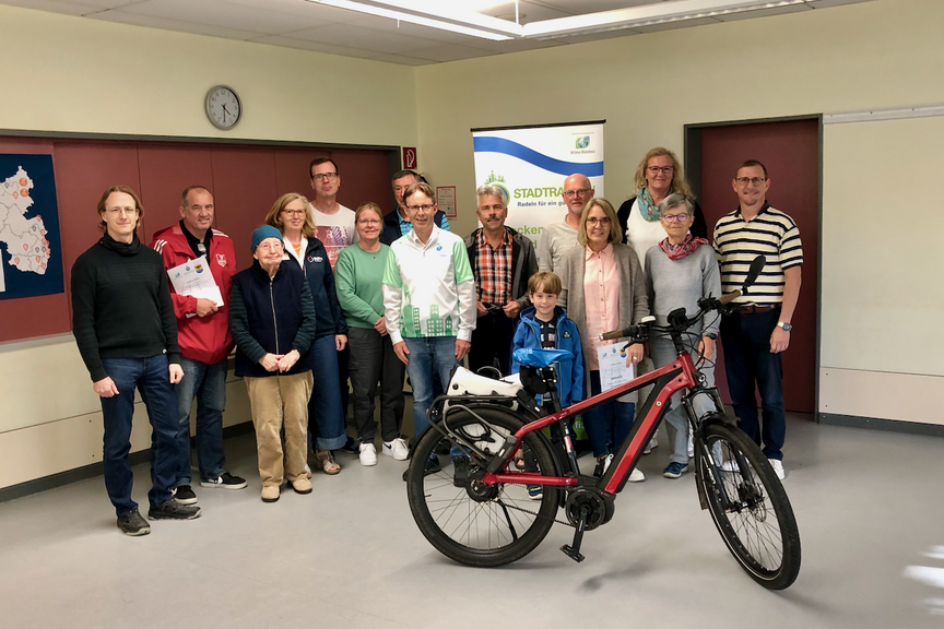 2023_11_04-Stadecken.png Siegerehrung des Stadtradelns Stadecken-Elsheim 2023 mit Amelie Döres, ADFC Mainz-Bingen (4.v.l.)