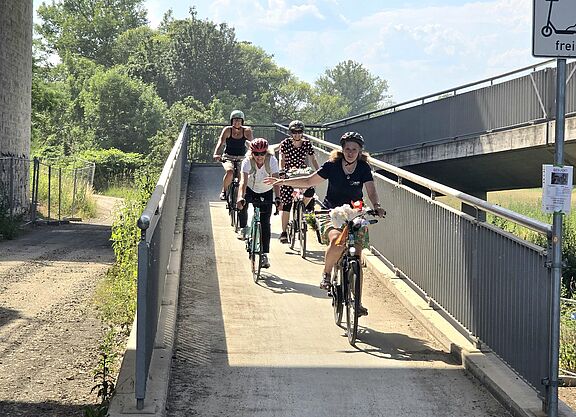 Radfahrende an der Schiersteiner Brücke