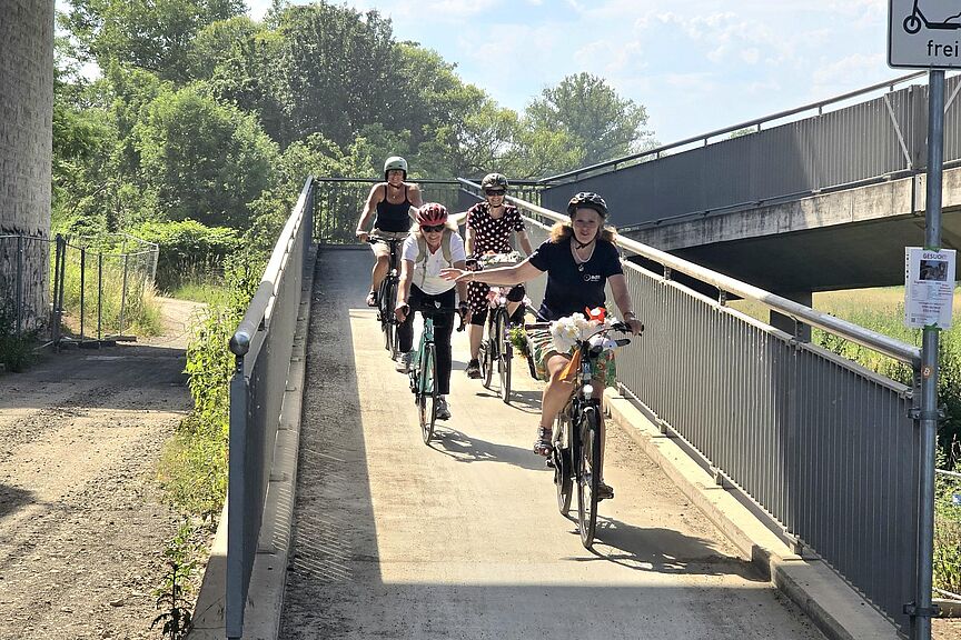 Bruecke_2.jpg Radfahrende an der Schiersteiner Brücke