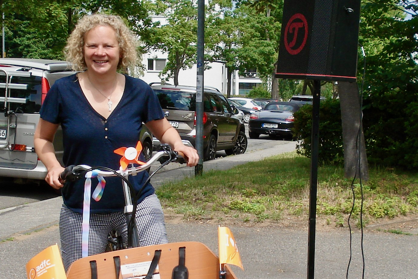 Umweltdezernentin Janina Steinkrüger testet den HaMü-Carrier
