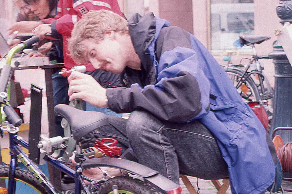 1999_Codieraktion-Leichhof-KlausGrieger.jpg Klaus Grieger beim Codieren eines Fahrrades bei einer Codieraktion auf dem Leichhof Ende der 90er Jahre