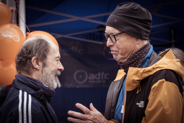 25_Jahre_ADFC_Mainz-Bingen__2025_10_11_ADFC-Jubi-Feier_A7404705_.png Wolfgang Stallmann im Gespräch mit Armin Bauermann (v.l.)