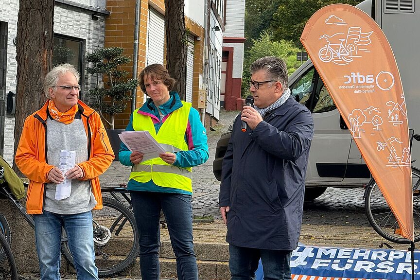 2025-09-27_RP-CK_Moench.jpg Rolf Pinckert (ADFC Mainz-Bingen); Claudia Kunz (VCD) und Ulrich Mönch (Bürgermeister der Stadt Bingen) auf der Fahrraddemo (v.l.)