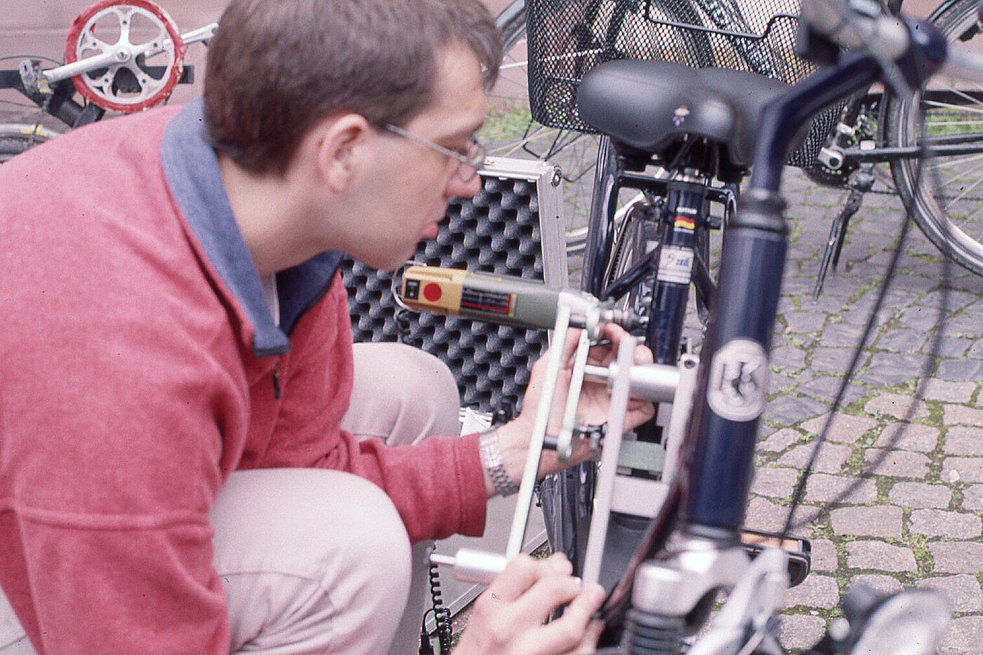 1999_Codieraktion-Leichhof_KarstenHaubold.jpg Karsten Haubold beim Codieren eines Fahrrades bei einer Codieraktion auf dem Leichhof Ende der 90er Jahre