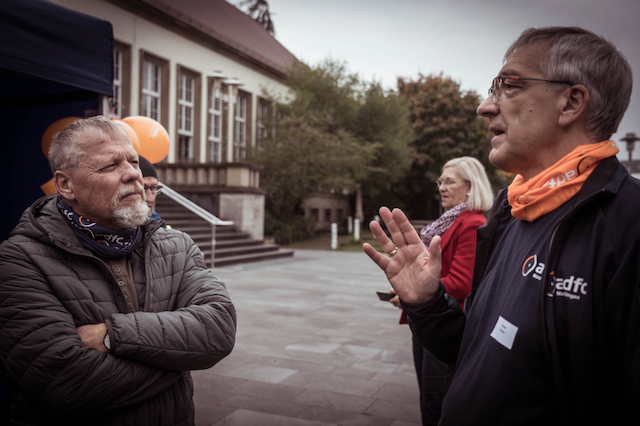 5_Jahre_ADFC_Mainz-Bingen__2025_10_11_ADFC-Jubi-Feier_A7404703_.png Karsten Haubold (r.) im Gespräch mit einem Teilnehmer der Jubiläumsfeier