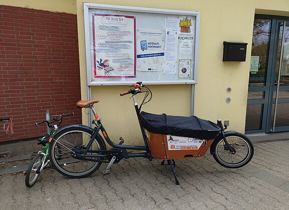 Unser E-Lastenrad am neuen Standort vor der Kita Laubenheim