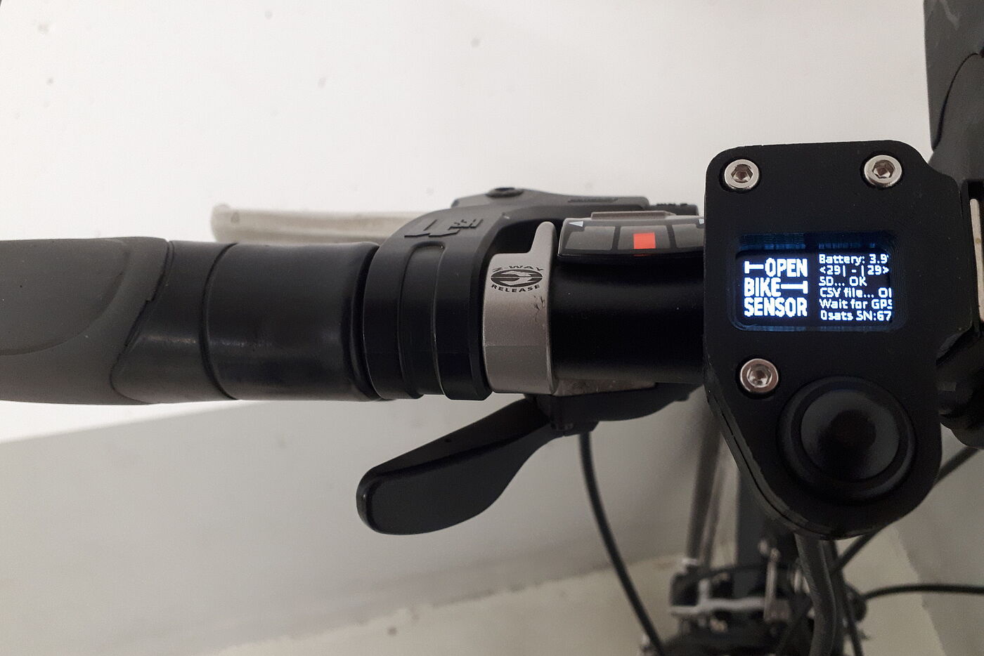 Steuereinheit des OpenBikeSensors (obs) am Fahrradlenker