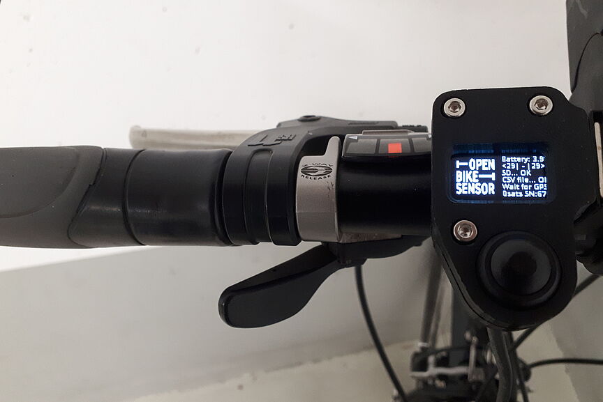 2023_06_29-obs_Steuereinheit.jpg Steuereinheit des OpenBikeSensors (obs) am Fahrradlenker