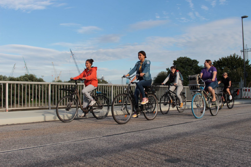 TourGuide-Ausbilder Frauen auf Tour