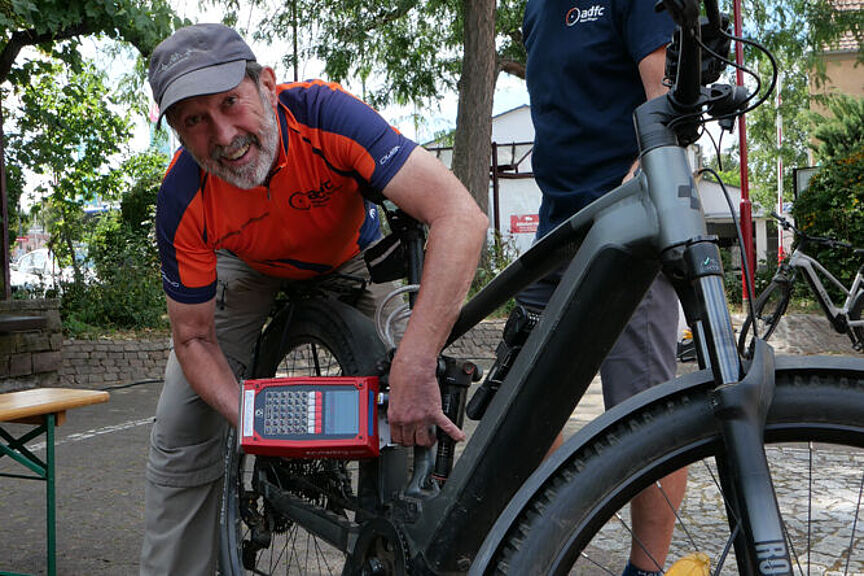 2025-08-22_Codierung_LaLo.jpg Wolfgang Stallmann und Hans-Peter Krautkremer beim Codieren in Langenlonsheim