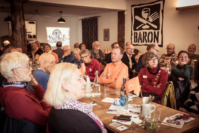 25_Jahre_ADFC_Mainz-Bingen__2025_10_11_ADFC-Jubi-Feier_A7404746_.png Die Jubilare lauschen der Ansprache unseres Vorstands