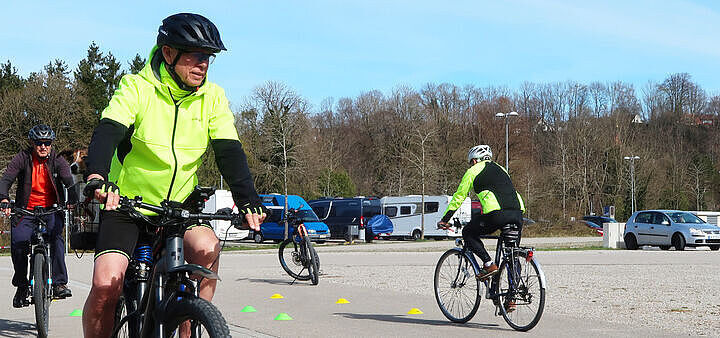 Fahrradparcour ADFC Radfahrschule Fahrradparcour mit farbigen Kegeln und Radfahrer